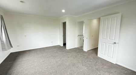 4 Bedroom Property with 2 Lounges!! - Photo 3