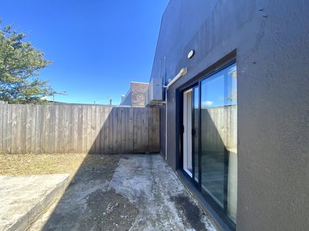 Unit 5, 78 Rosebank Road, Avondale, Auckland - Photo 3