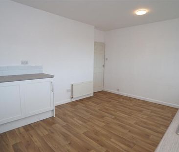 2 bedroom semi-detached bungalow to rent - Photo 4