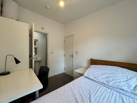 1 bedroom in a house share to rent - Photo 2
