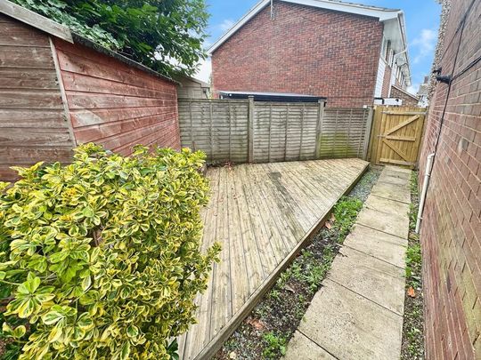3 bedroom end of terrace house to rent - Photo 1