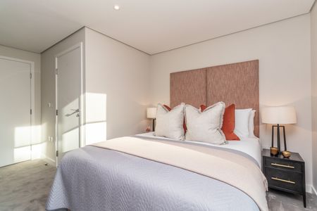 A spectacular three-bedroom apartment with water views in the heart of Paddington, London W2 - Photo 4