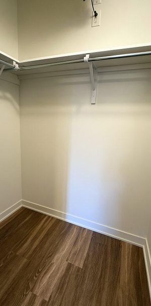 Magnifique 3 ½ + espace bureau TOUT INCLUS - lumineux - stationnement : 1535$/mois - Photo 1