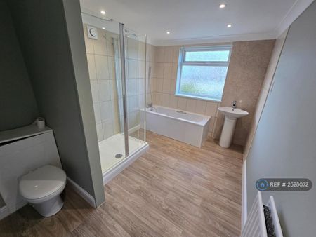 3 bedroom semi-detached house to rent - Photo 5