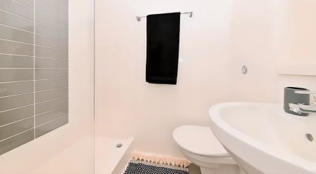 Silver En-Suite - Photo 5