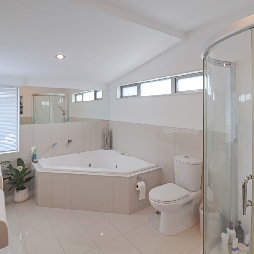 Immaculately presented executive four-bedroom family home - Photo 1