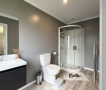 Modern 3-Bedroom House in Wainuiomata - Photo 4