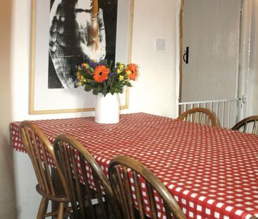 3 bedroom character property to rent - Photo 3