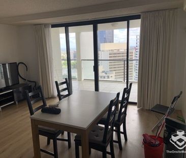 Spacious bedroom in a SHARED unit with splendid view - Photo 6