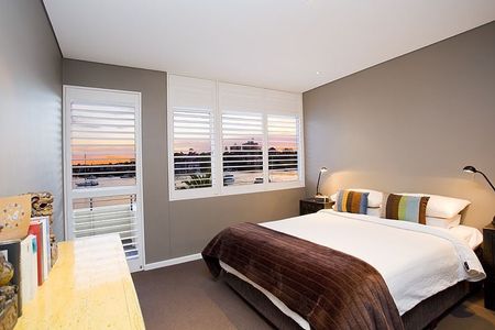 Exquisite Furnished Waterfront Apartment - Photo 3