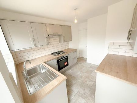 2 bedroom semi-detached bungalow to rent - Photo 3