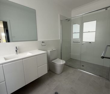 STUNNING NEAR NEW 3 BEDROOM TOWNHOUSE - Photo 4