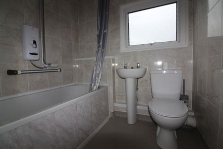 3 bedroom end of terrace house to rent - Photo 2