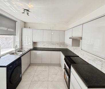4 bedroom terraced house to rent - Photo 6