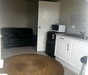 Charming 1BR Studio Unit in Glen Eden! - Photo 1