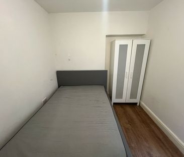 3 Bed Flat, St. Mary Road, E17 - Photo 4