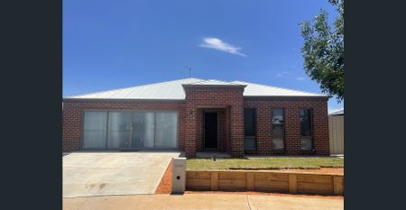 Beautiful Irymple Family Home - Photo 3