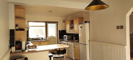 3 Bedroom - Photo 2
