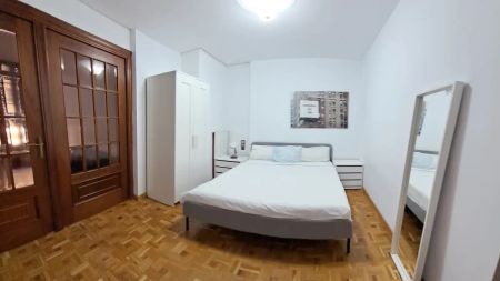 Room in a shared 6-bedroom apartment for rent in La Roqueta, perfect for professionals or students - Foto 5