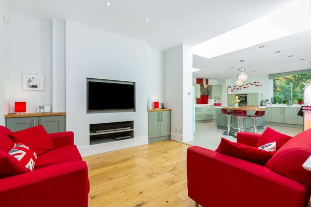 A well presented detached family home with a delightful garden on St Margarets Pleasure Gardens - Photo 1