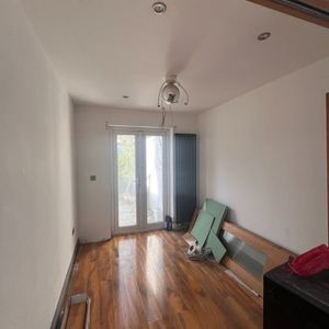 2 Bed Flat, Roman Road, IG1 - Photo 3
