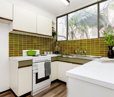 Light-filled one-bedroom with leafy balcony - Photo 6
