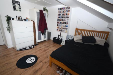 6 bedroom detached house to rent - Photo 3