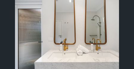 Luxury 3-Bedroom Penthouse with Stunning Harbour Views - Fully Furnished & All Bills Included - Photo 3