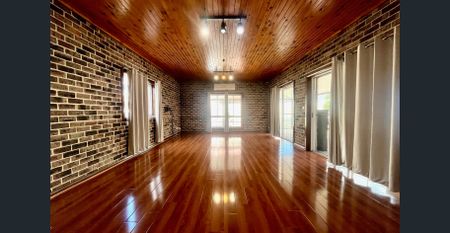 Spacious Family Home - Photo 2