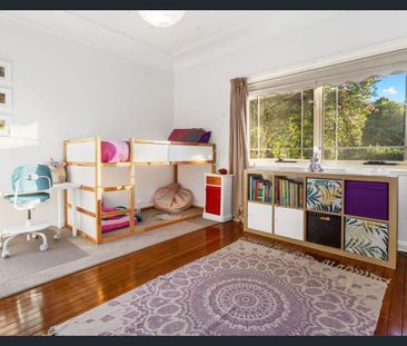 GREAT 4 BEDROOM, 3 BATH HOME WITHIN A SHORT WALK TO TRAINS - Photo 6