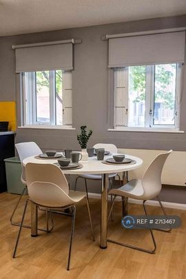 1 bedroom in a flat share to rent - Photo 1