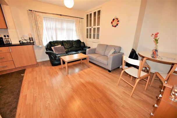 3 bedroom House in Brudenell Road, Leeds - Photo 1
