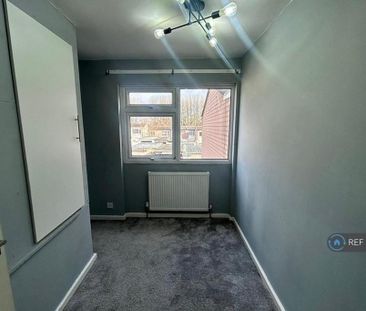 4 bedroom end of terrace house to rent - Photo 5