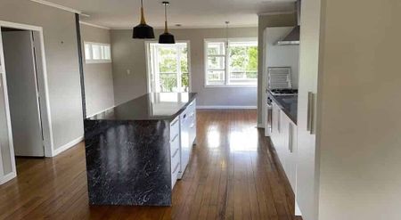 Spacious 3-Bedroom Home with Rumpus & Fully Fenced Yard - Onerahi - Photo 3