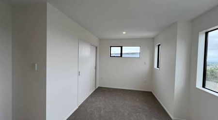 Stunning Three Bedroom Property - Photo 2