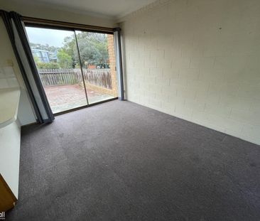 Charming 2-bedroom unit - 33/4 Clifford Court, Howrah TAS 7018 - Photo 2