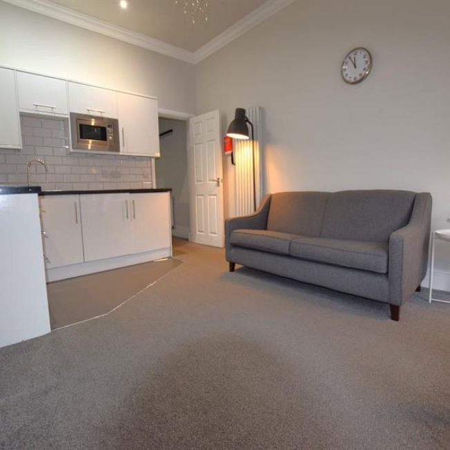 3 Bedroom Apartment Available Arranging tenancy - Photo 1