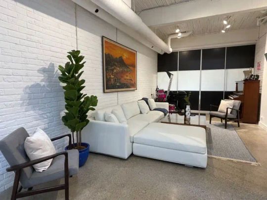 Toronto Furnished Loft for Rent - Stylish 2 Bedroom with City Views and Private Garage - Photo 1