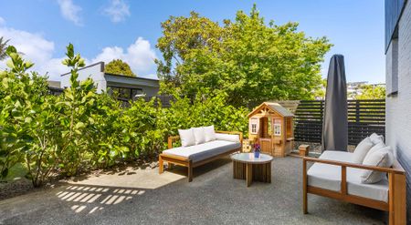 Fully Renovated & Highly Spacious Coastal Retreat - Photo 2