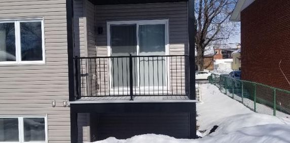3½ moderne avec coin détente – Cuisine haut de gamme – Immeuble Récent – 810 pi² - Photo 2