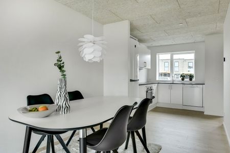 Indflytningsklart enderækkehus med udsigt over grønne arealer. - Photo 3