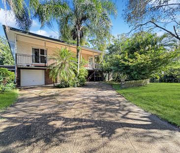 Spacious Family Home in Leafy Cul-De-Sac, with Pool! - Photo 4