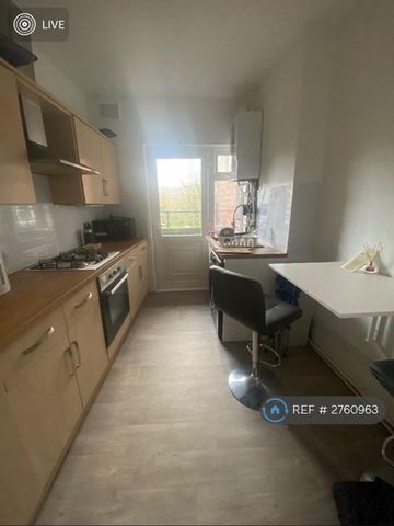1 bedroom in a flat share to rent - Photo 4