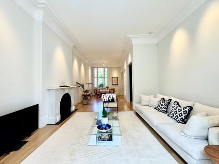 4 Bedroom Three Level Apartment, - Photo 2