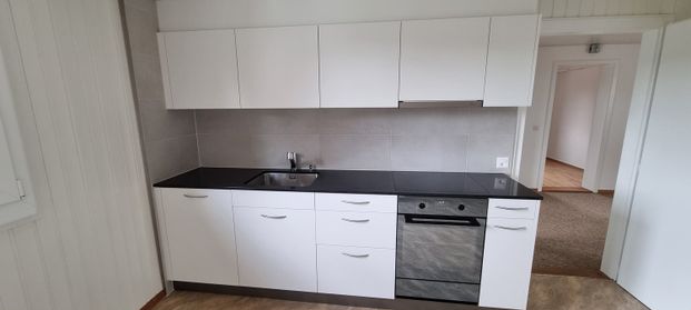 Renovierte 2.5-Zimmer-Dachwohnung mit Seeblick in Murten - Photo 1