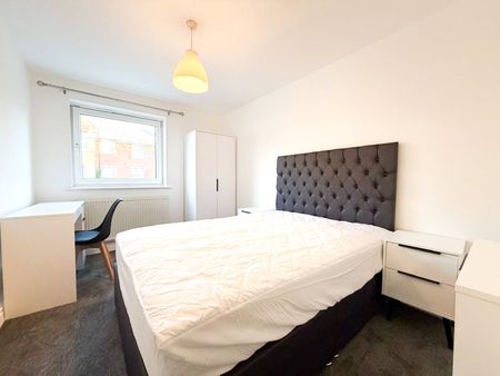 Whiteoak Road, Fallowfield, Manchester, M14 6WT - Photo 2