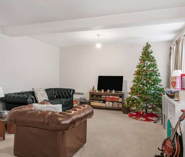 Bright one bedroom ground floor flat with off-street parking in Kew - Photo 1