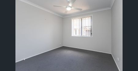 Beautiful near new home moments from waterfront - Photo 4