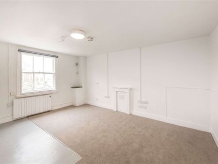 A fantastically located studio flat with shared bathroom facilities. - Photo 2