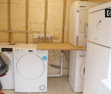 Bright room to rent in 9-bedroom house in Stoneybatter - Photo 3